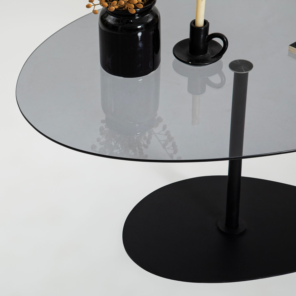 Table basse design organique en verre teinté Torpo - cadre en métal noir 
