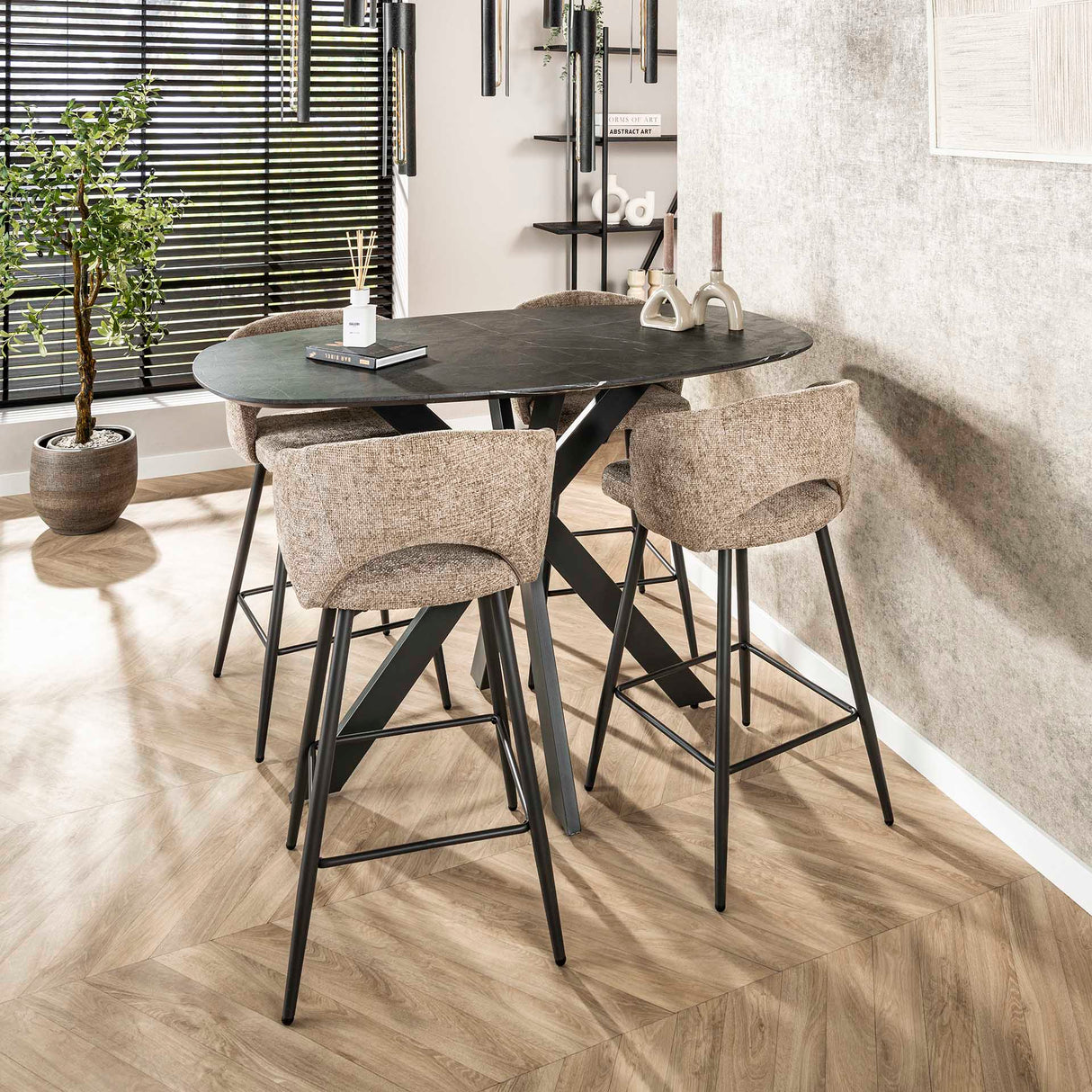 Table ovale en bois de cerf Iris 140x80 cm avec pied en étoile aspect céramique 