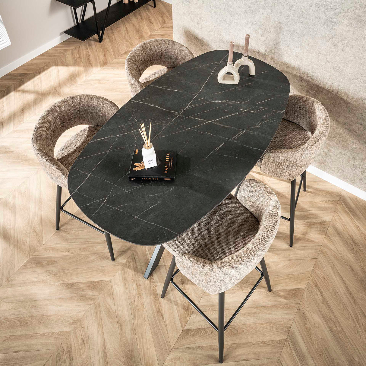 Table ovale en bois de cerf Iris 140x80 cm avec pied en étoile aspect céramique 