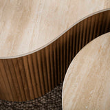 Ensemble de 2 tables basses organiques Cruz Grand avec plateaux en céramique travertin et base nervurée aspect bois de chêne.