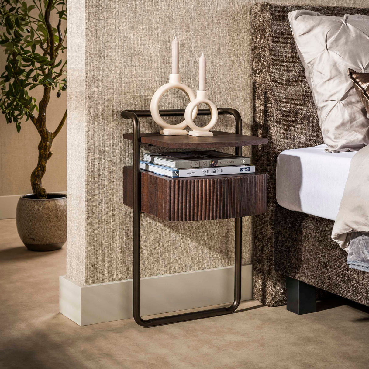 Nachtkastje met 1 lade donkerbruin hout brons frame Blaze