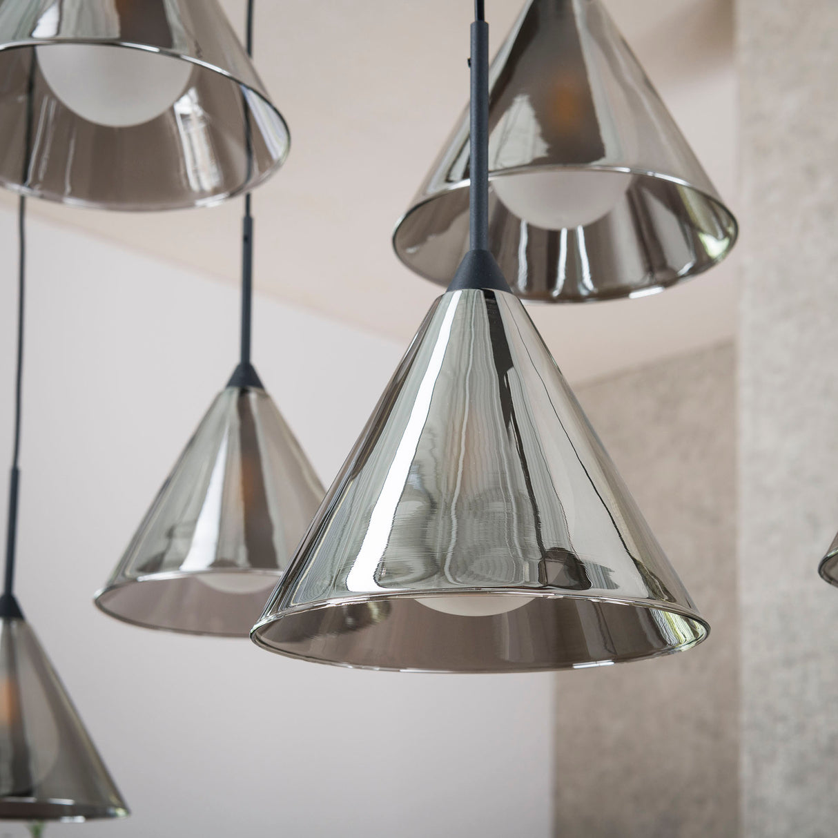 Suspension Niaz 7 lumières abat-jour conique verre fumé gris 