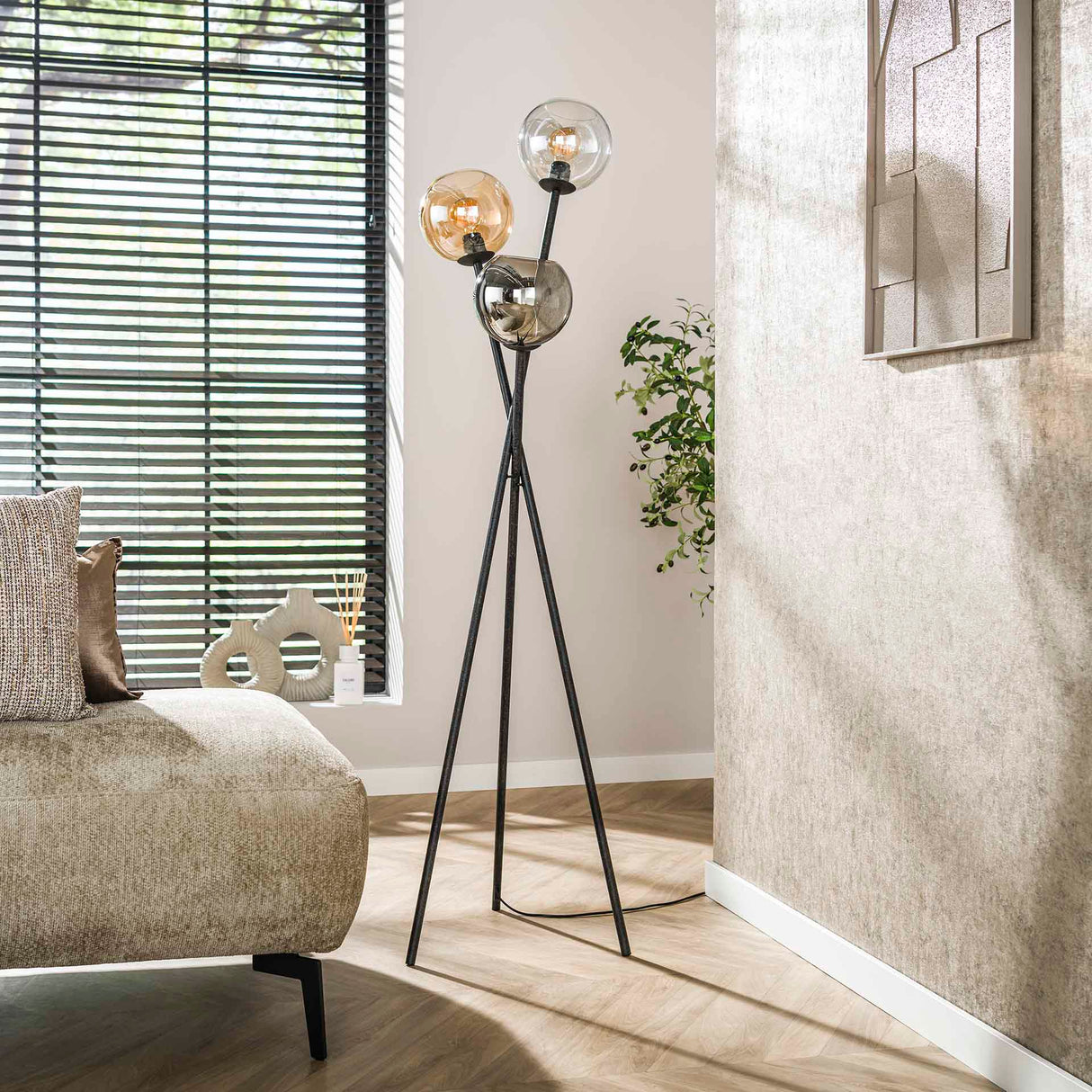 Lampadaire Nova 3 lumières Noir avec Globes 