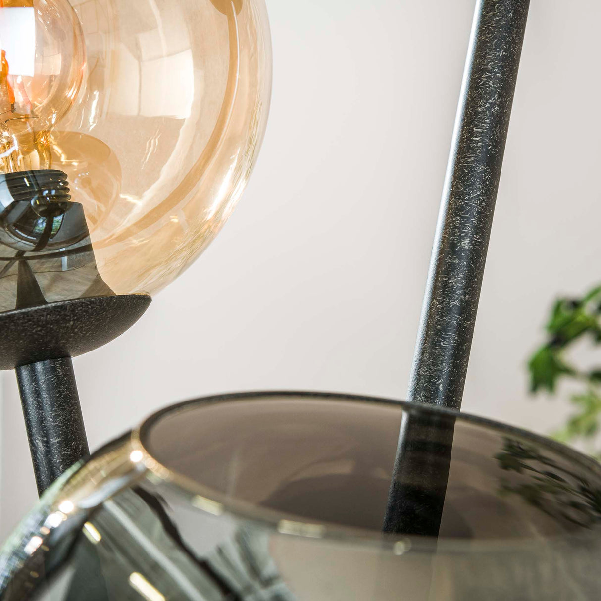 Lampadaire Nova 3 lumières Noir avec Globes 