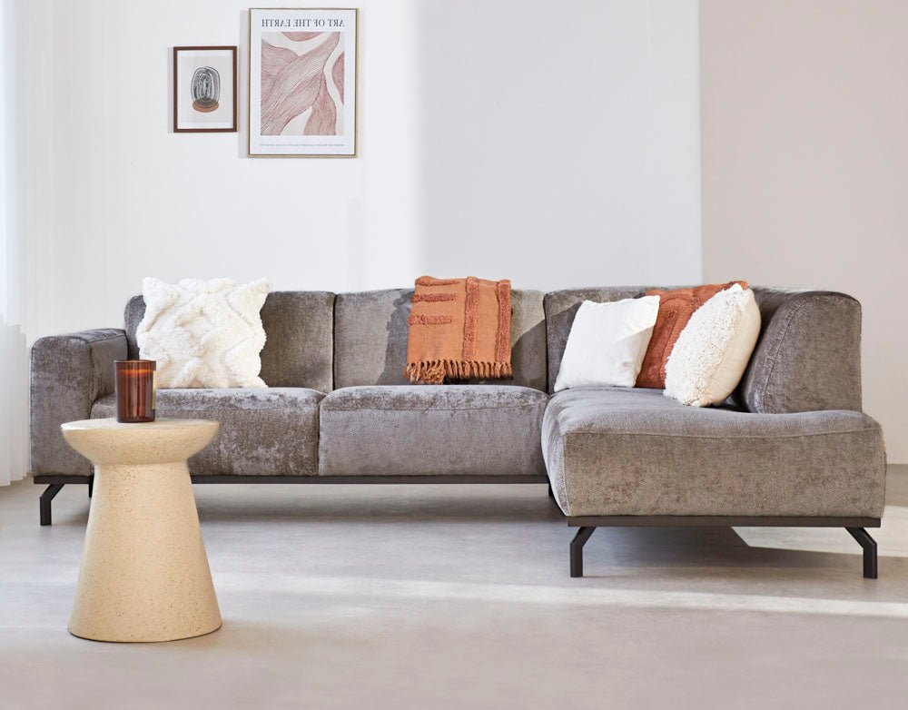Canapé d'angle Chloe en velours taupe avec pieds hauts - côté droit 
