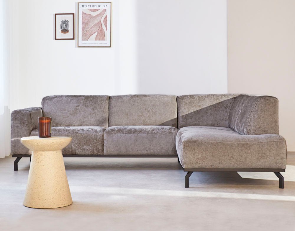 Canapé d'angle Chloe en velours taupe avec pieds hauts - côté droit 