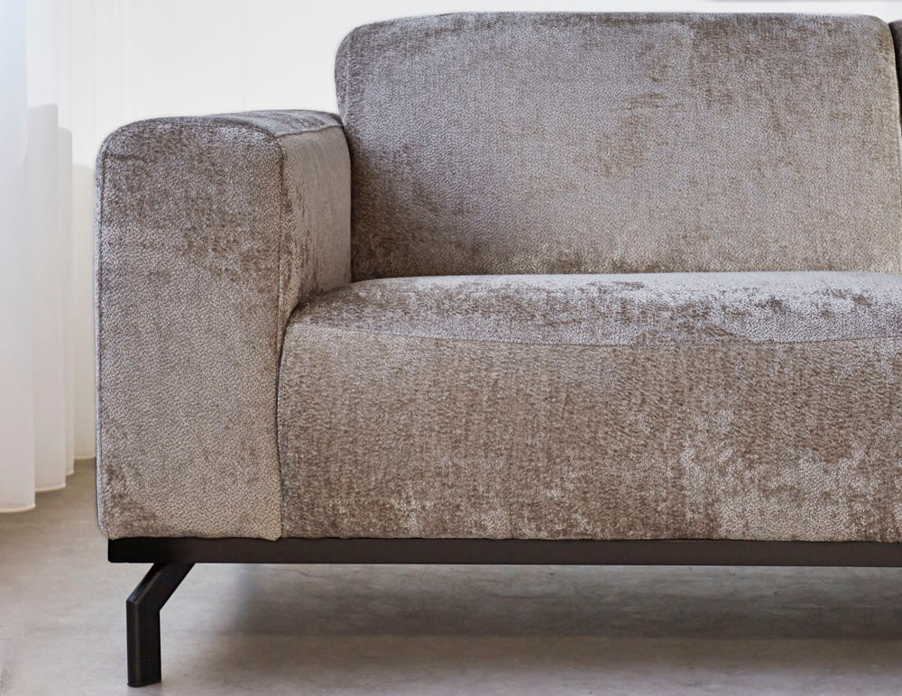 Canapé d'angle Chloe en velours taupe avec pieds hauts - côté droit 