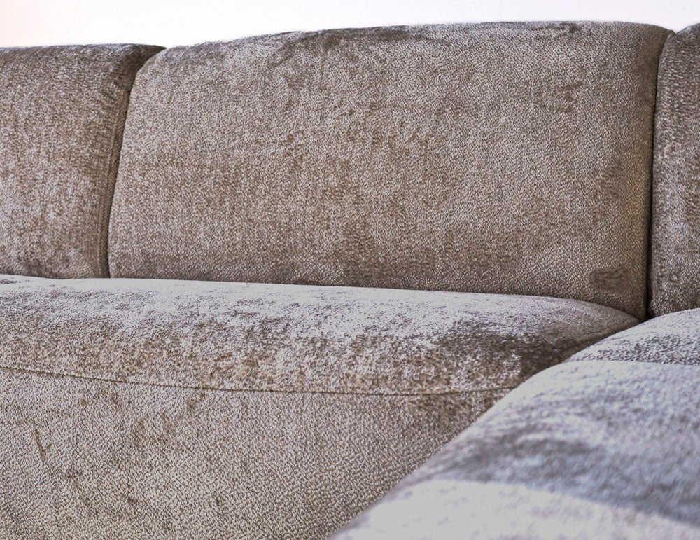 Canapé d'angle Chloe en velours taupe avec pieds hauts - côté droit 
