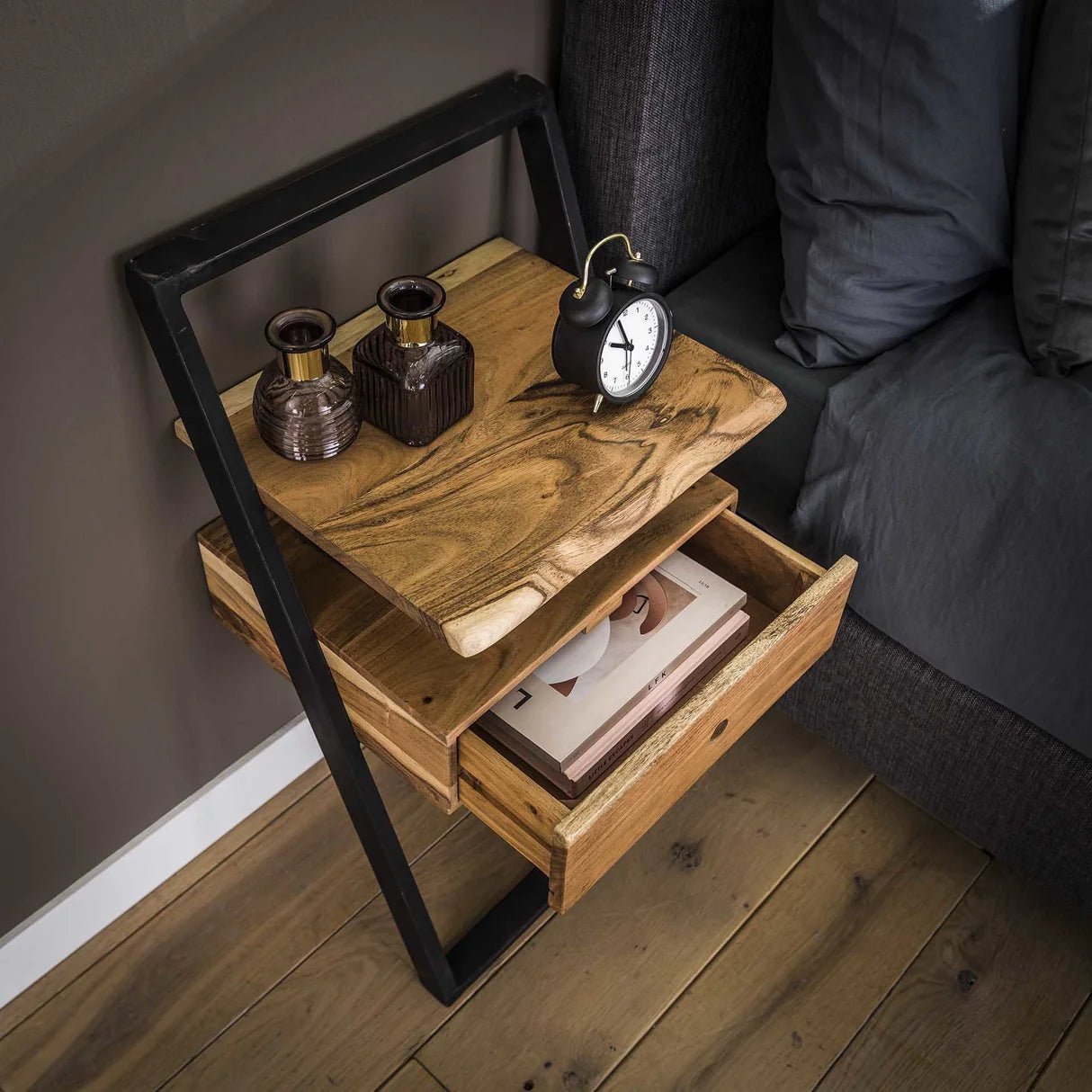 Table de nuit industrielle Camila en bois d'acacia avec 1 tiroir - Outlet 