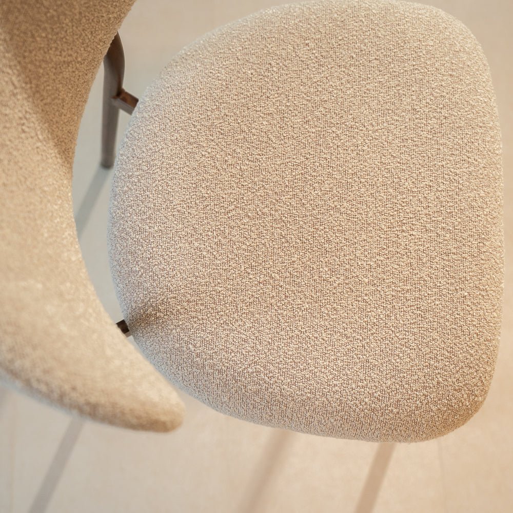Chaises de salle à manger-Chaise de salle à manger bouclé couleur sable Uma - structure aspect noyer - Japandi-Dimehouse