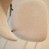 Chaises de salle à manger-Chaise de salle à manger bouclé couleur sable Uma - structure aspect noyer - Japandi-Dimehouse