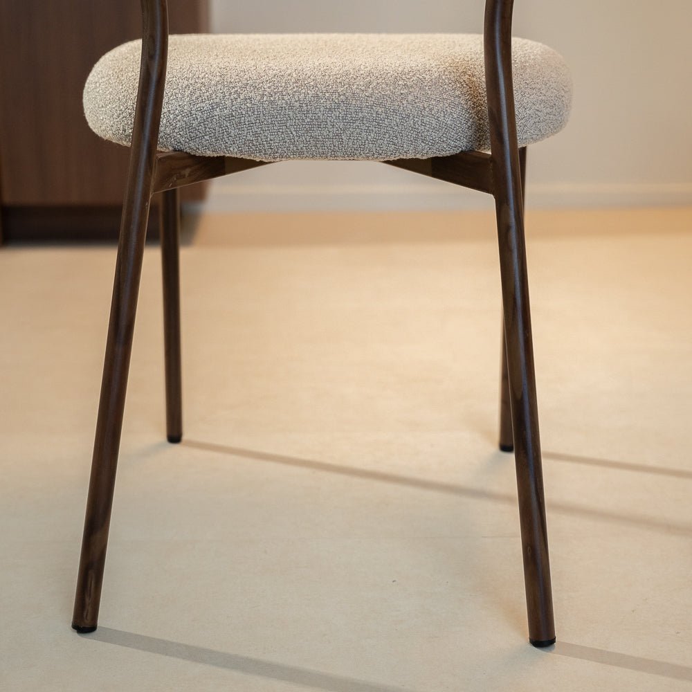 Chaises de salle à manger-Chaise de salle à manger bouclé couleur sable Uma - structure aspect noyer - Japandi-Dimehouse