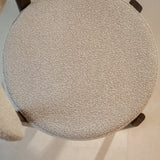 Chaises de salle à manger-Chaise de salle à manger bouclé couleur sable Aiko - structure aspect noyer - Japandi-Dimehouse