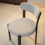 Chaises de salle à manger-Chaise de salle à manger bouclé couleur sable Aiko - structure aspect noyer - Japandi-Dimehouse