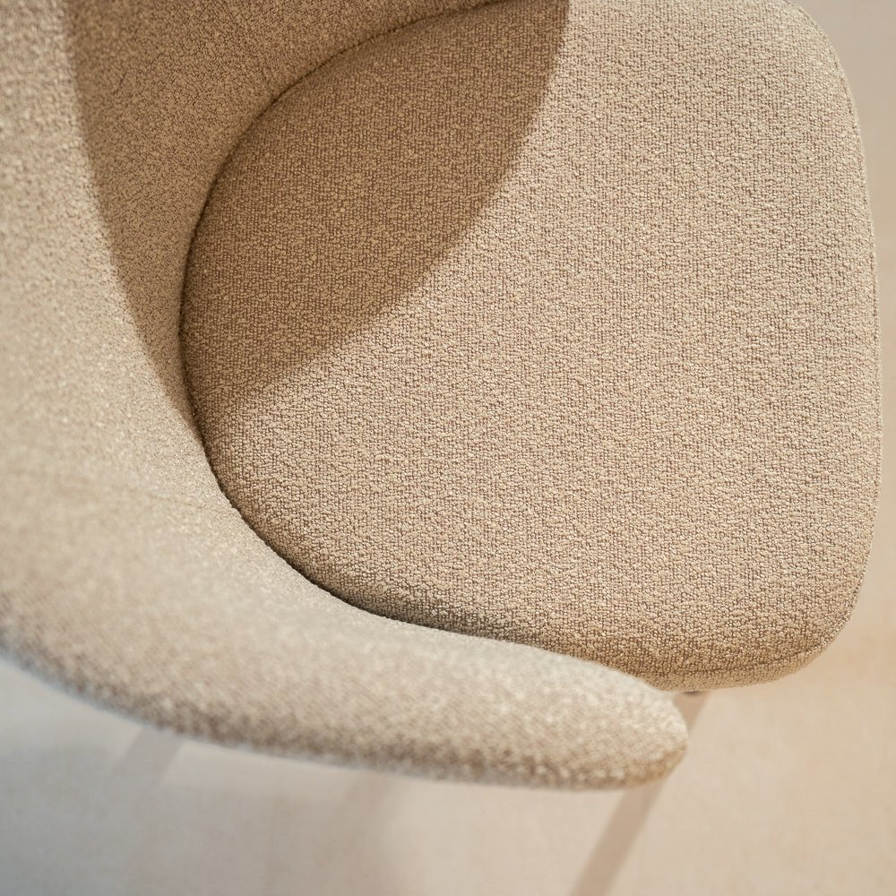 Chaises de salle à manger-Chaise de salle à manger bouclé couleur sable Taro - structure aspect noyer - Japandi-Dimehouse