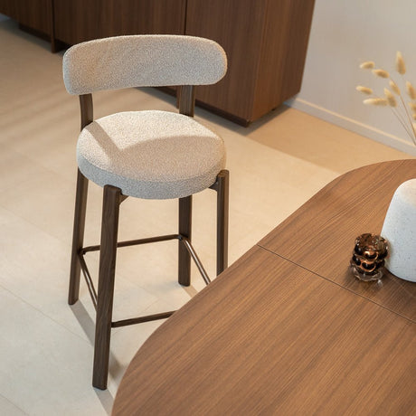 Tabouret de bar bouclé couleur sable Aiko - structure aspect noyer - Japandi