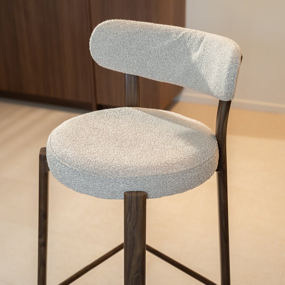 Tabourets de bar-Chaise de bar bouclé couleur sable Aiko - structure aspect noyer - Japandi-Dimehouse