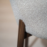 Chaises de salle à manger-Chaise de salle à manger bouclé couleur sable Taro - structure aspect noyer - Japandi-Dimehouse