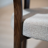 Chaises de salle à manger-Chaise de salle à manger bouclé couleur sable Aiko - structure aspect noyer - Japandi-Dimehouse