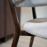 Chaises de salle à manger-Chaise de salle à manger bouclé couleur sable Uma - structure aspect noyer - Japandi-Dimehouse