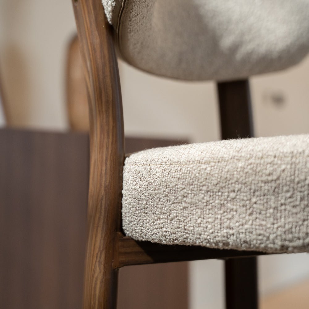 Tabourets de bar-Chaise de bar bouclé couleur sable Aiko - structure aspect noyer - Japandi-Dimehouse