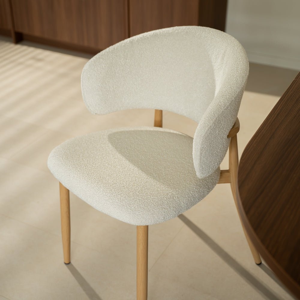 Chaises de salle à manger-Japandi Chaise de salle à manger Yuka Beige - Structure aspect chêne-Dimehouse