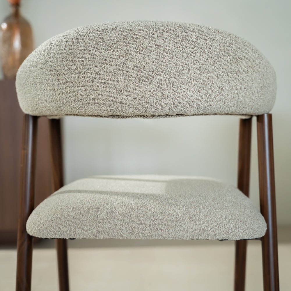Chaises de salle à manger-Chaise de salle à manger Japandi Couleur sable Bouclé Suki - Structure Noyer - Avec Accoudoir-Dimehouse