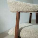 Chaises de salle à manger-Chaise de salle à manger Japandi Couleur sable Bouclé Suki - Structure Noyer - Avec Accoudoir-Dimehouse