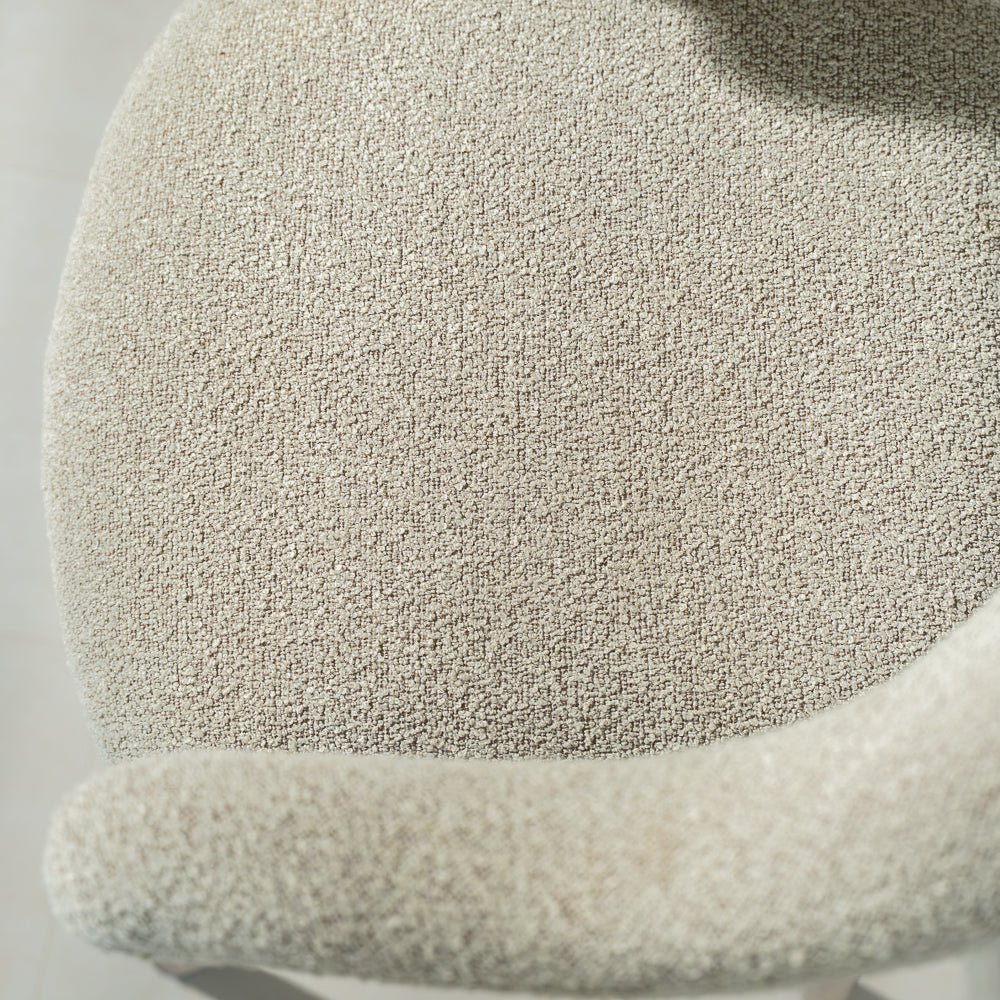 Chaises de salle à manger-Chaise de salle à manger Japandi Couleur sable Bouclé Suki - Structure Noyer - Avec Accoudoir-Dimehouse