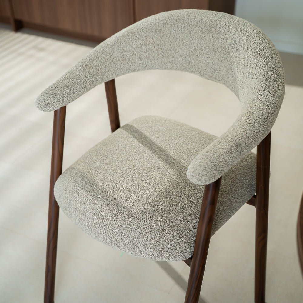 Chaises de salle à manger-Chaise de salle à manger Japandi Couleur sable Bouclé Suki - Structure Noyer - Avec Accoudoir-Dimehouse