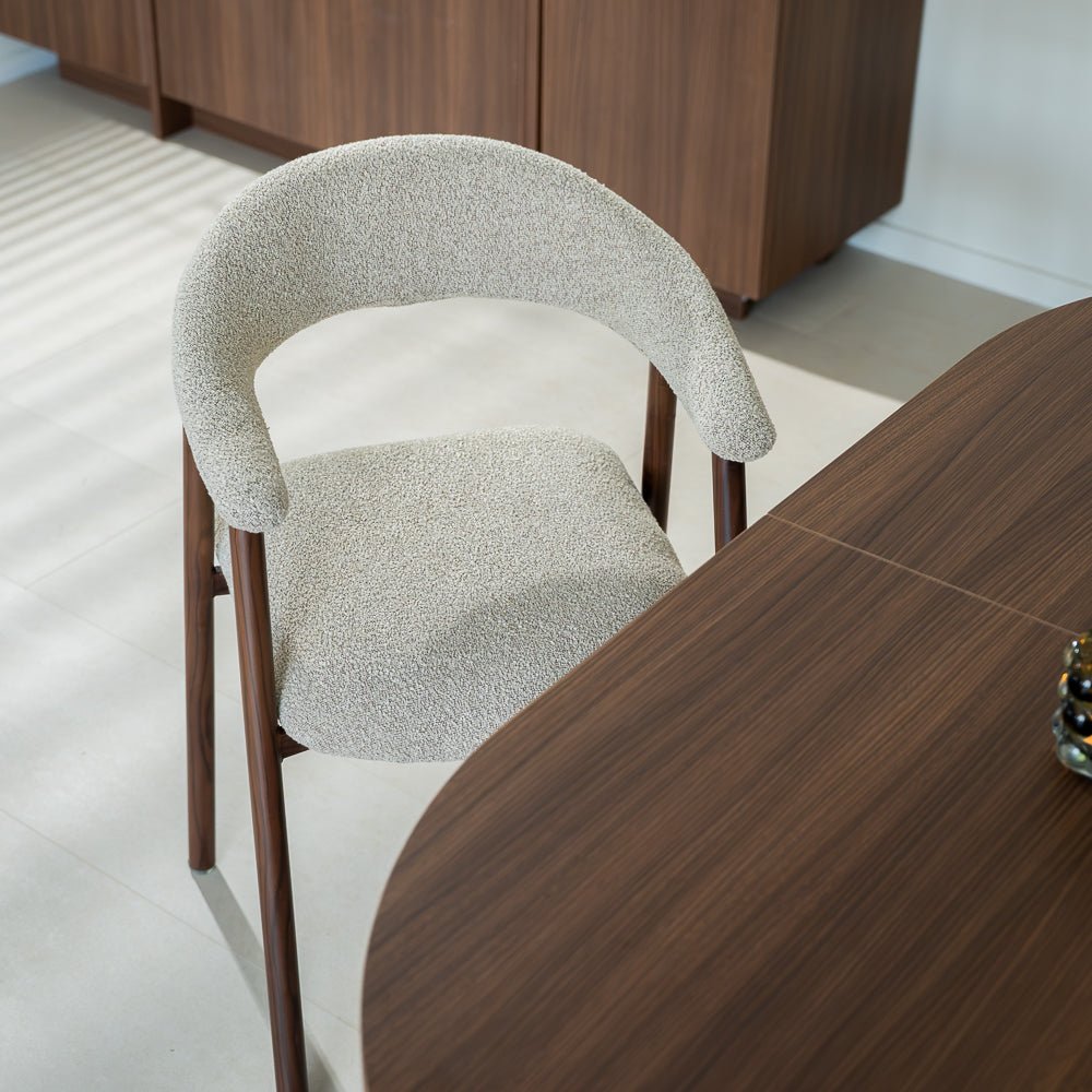 Chaises de salle à manger-Chaise de salle à manger Japandi Couleur sable Bouclé Suki - Structure Noyer - Avec Accoudoir-Dimehouse