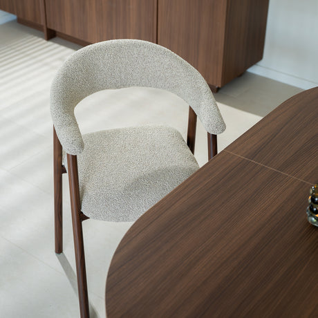Chaise de salle à manger Japandi couleur sable Bouclé Suki - Cadre en noyer - Avec accoudoir 
