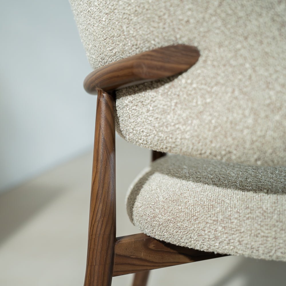 Chaises de salle à manger-Japandi Chaise de salle à manger Yuka Sand - Structure aspect noyer-Dimehouse