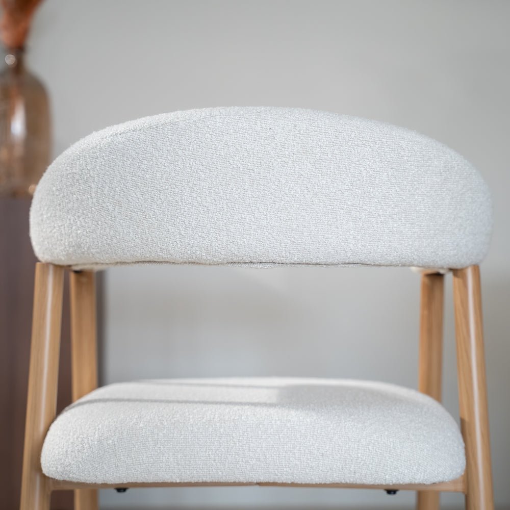 Chaises de salle à manger-Japandi Chaise de salle à manger Beige Bouclé Suki - Structure aspect chêne - Avec Accoudoir-Dimehouse