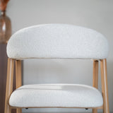 Chaises de salle à manger-Japandi Chaise de salle à manger Beige Bouclé Suki - Structure aspect chêne - Avec Accoudoir-Dimehouse