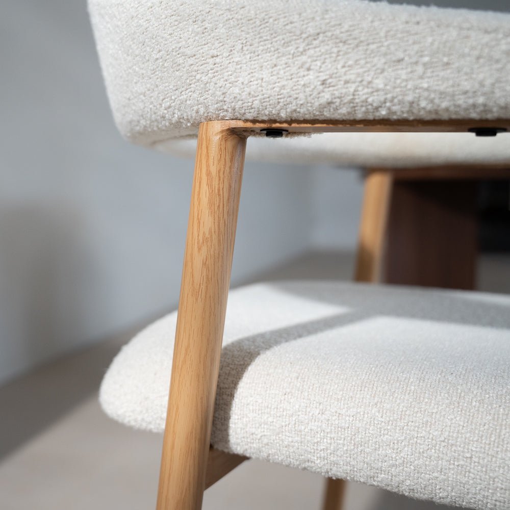Chaises de salle à manger-Japandi Chaise de salle à manger Beige Bouclé Suki - Structure aspect chêne - Avec Accoudoir-Dimehouse