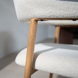 Chaises de salle à manger-Japandi Chaise de salle à manger Beige Bouclé Suki - Structure aspect chêne - Avec Accoudoir-Dimehouse