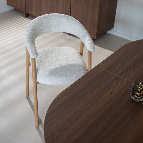 Eetkamerstoelen-Japandi Eetkamerstoel Beige Bouclé Suki - Eikenlook Frame - Met Armleuning-Dimehouse