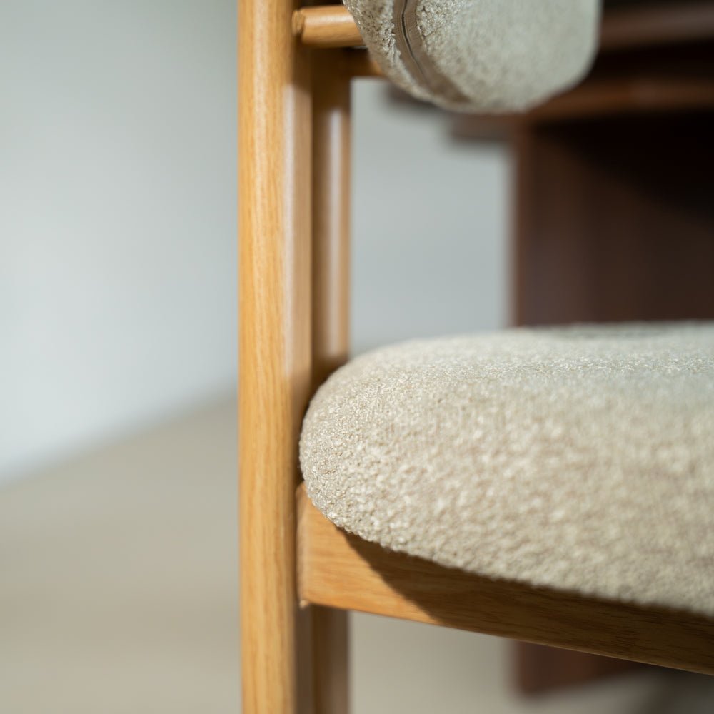 Chaises de salle à manger-Chaise de salle à manger Japandi Miyo Bouclé Couleur Sable - Structure aspect chêne-Dimehouse