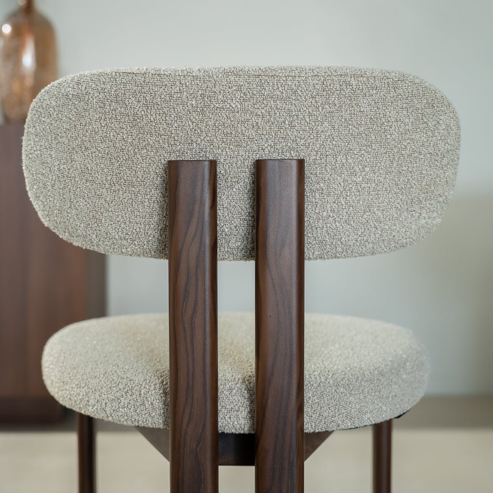 Chaises de salle à manger-Japandi Chaise de salle à manger Miyo Bouclé Couleur sable - Structure aspect noyer-Dimehouse