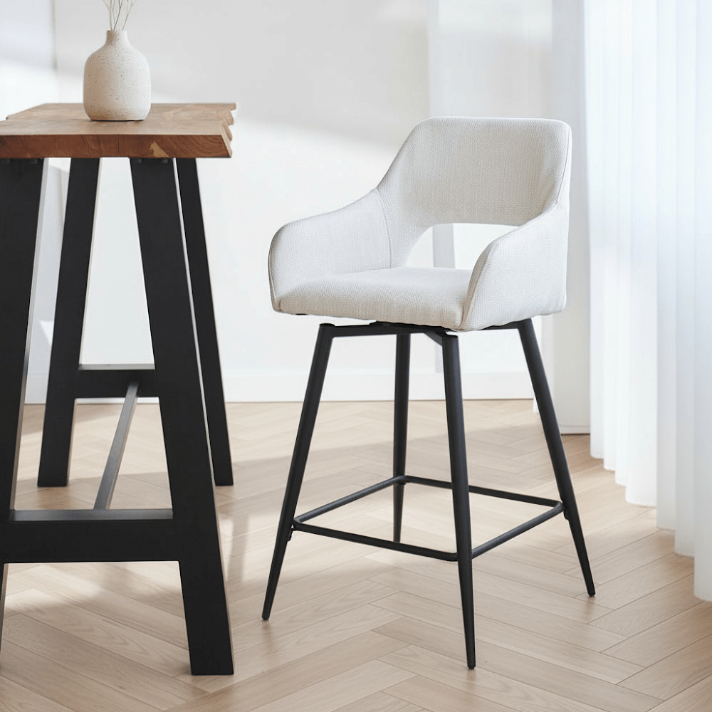 Tabouret de bar pivotant en tissu crème Skye - Hauteur d'assise 67 cm - Avec accoudoirs 