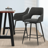 Draaibare Barkruk Zwart Stof Skye - Zithoogte 67 cm - Met Armleuningen sfeerfoto in modern interieur