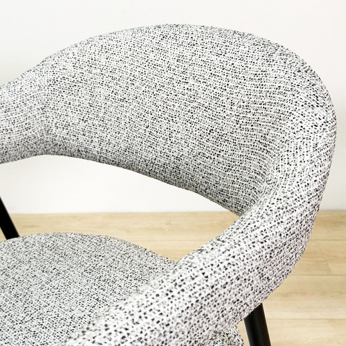Ensemble de meubles complet : Table à manger Lea en pierre frittée aspect marbre travertin - cadre en noyer + 4 chaises de salle à manger Lisa en bouclé gris 