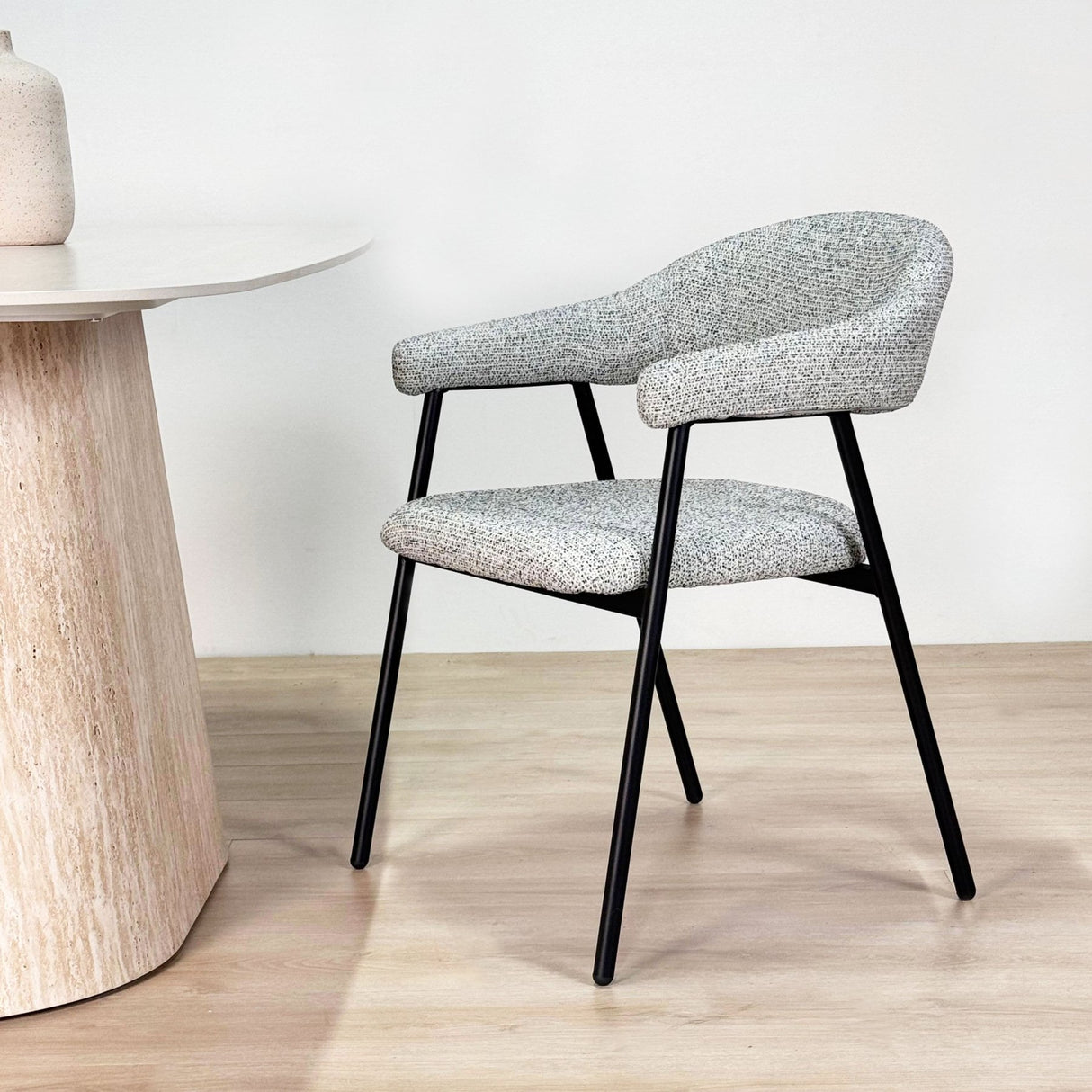 Ensemble de meubles complet : Table à manger Lea en pierre frittée aspect marbre travertin - cadre en noyer + 4 chaises de salle à manger Lisa en bouclé gris 