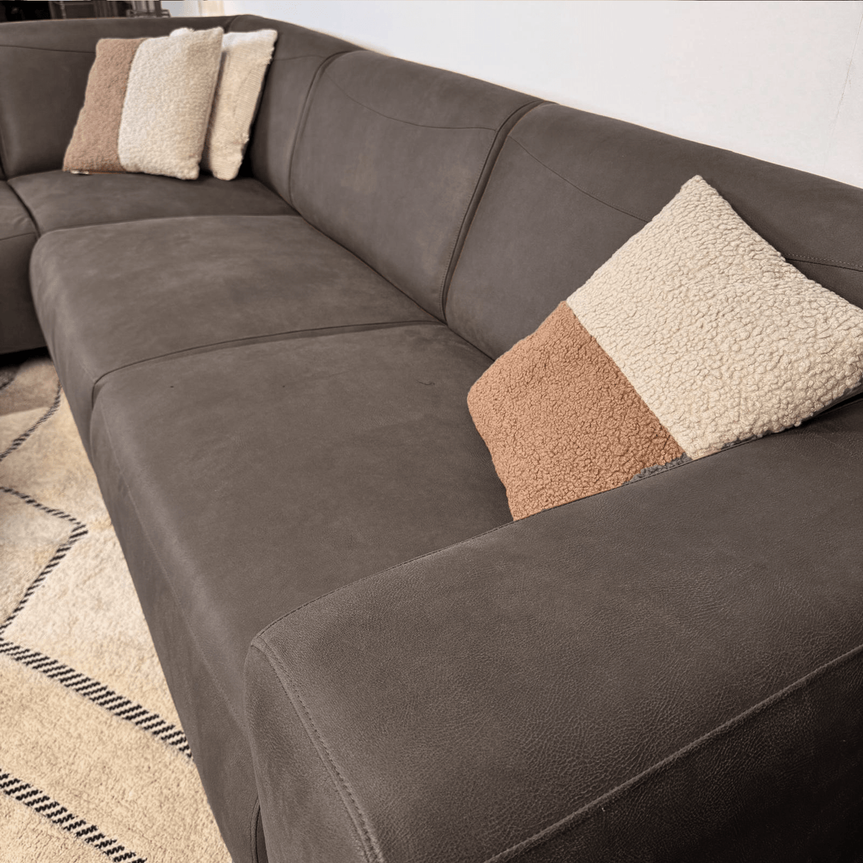Canapé d'angle Barin anthracite robuste en cuir écologique à gauche 