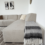 Canapé d’angle Gavi en tissu côtelé ultra doux beige – méridienne à droite