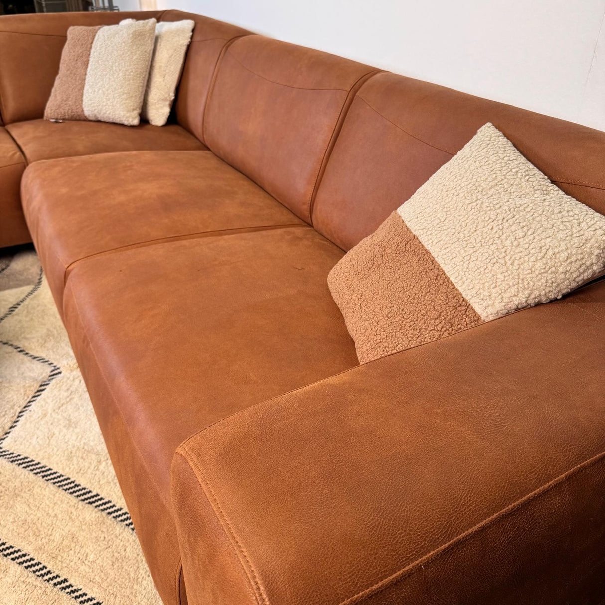 Canapé d'angle Barin cognac robuste en cuir écologique à droite 