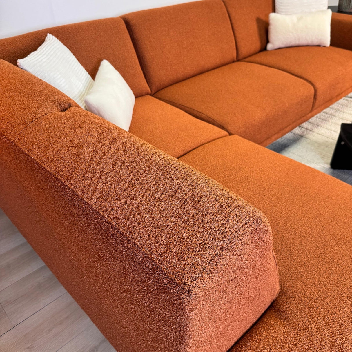 Canapé d'angle Maël en tissu bouclé couleur terracotta - gauche 