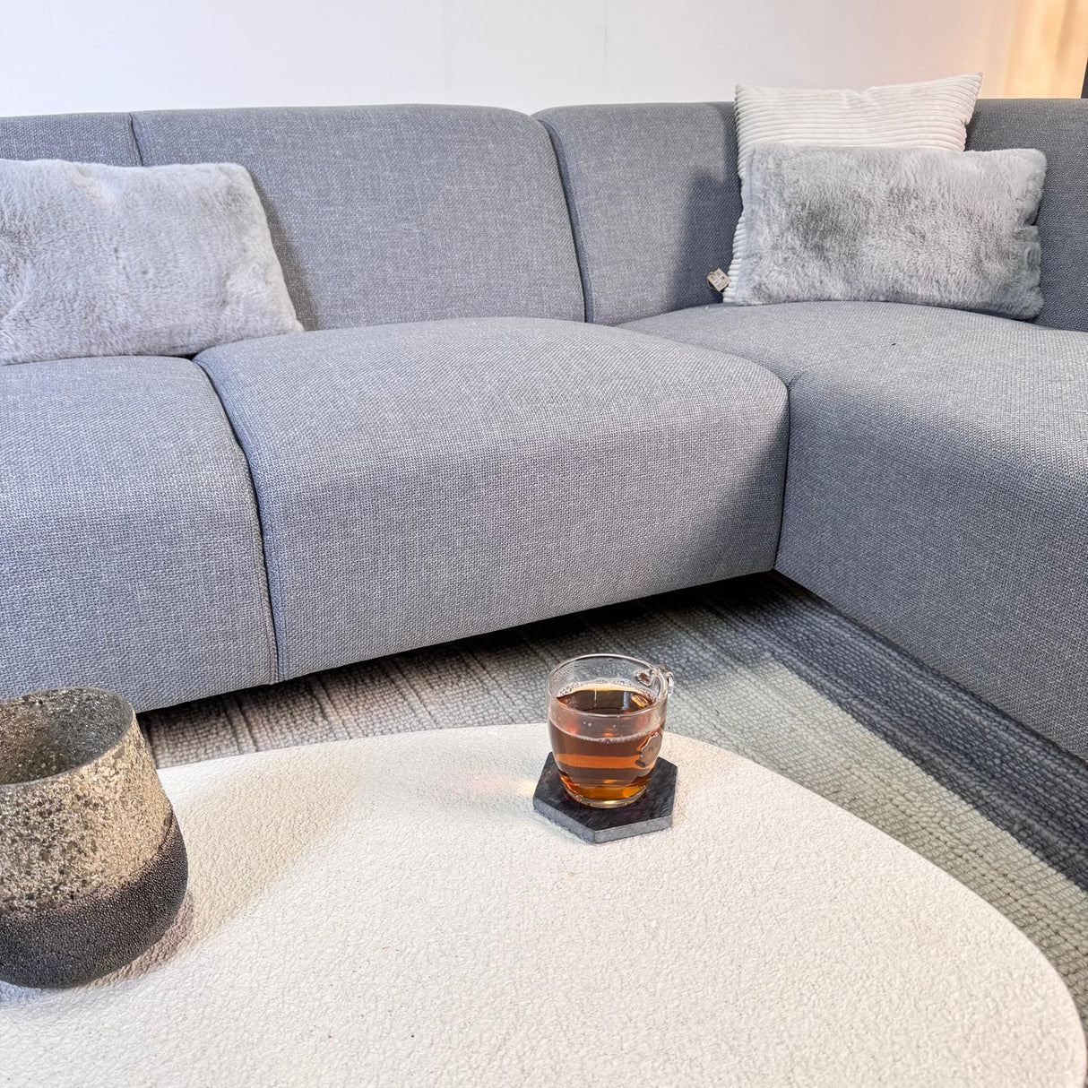 Canapé d'angle Moby Bleu gris avec salon compact et tissu recyclé - Gauche 
