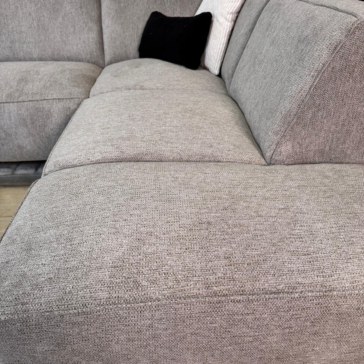Canapé d'angle Ravi – Chenille Mêlée Gris – Droit 